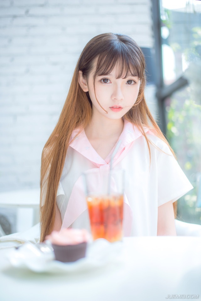 “主公……”黄权站出来一步，面色有些复杂的摇了摇头。